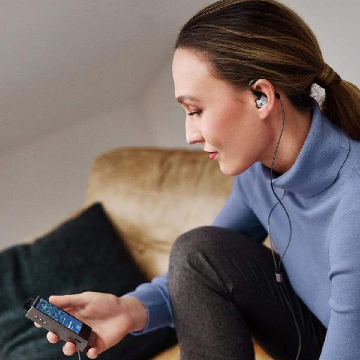 Sennheiser IE 900 Wired In-Ear Audiophile Headphones, Sound Isolating TrueResponse with Detachable Cable with Flexible Ear Hooks