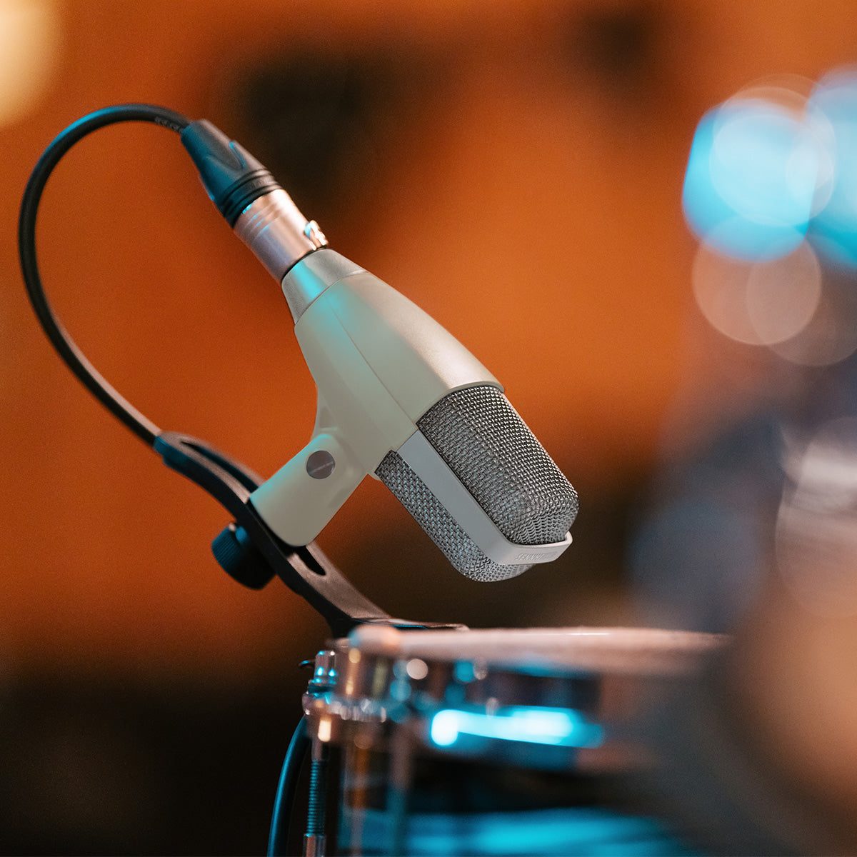 Sennheiser MD 421 KOMPAKT 80TH Edition, Multipurpose Dynamic Cardioid Microphone with Drum Clamp (Vintage Grey)