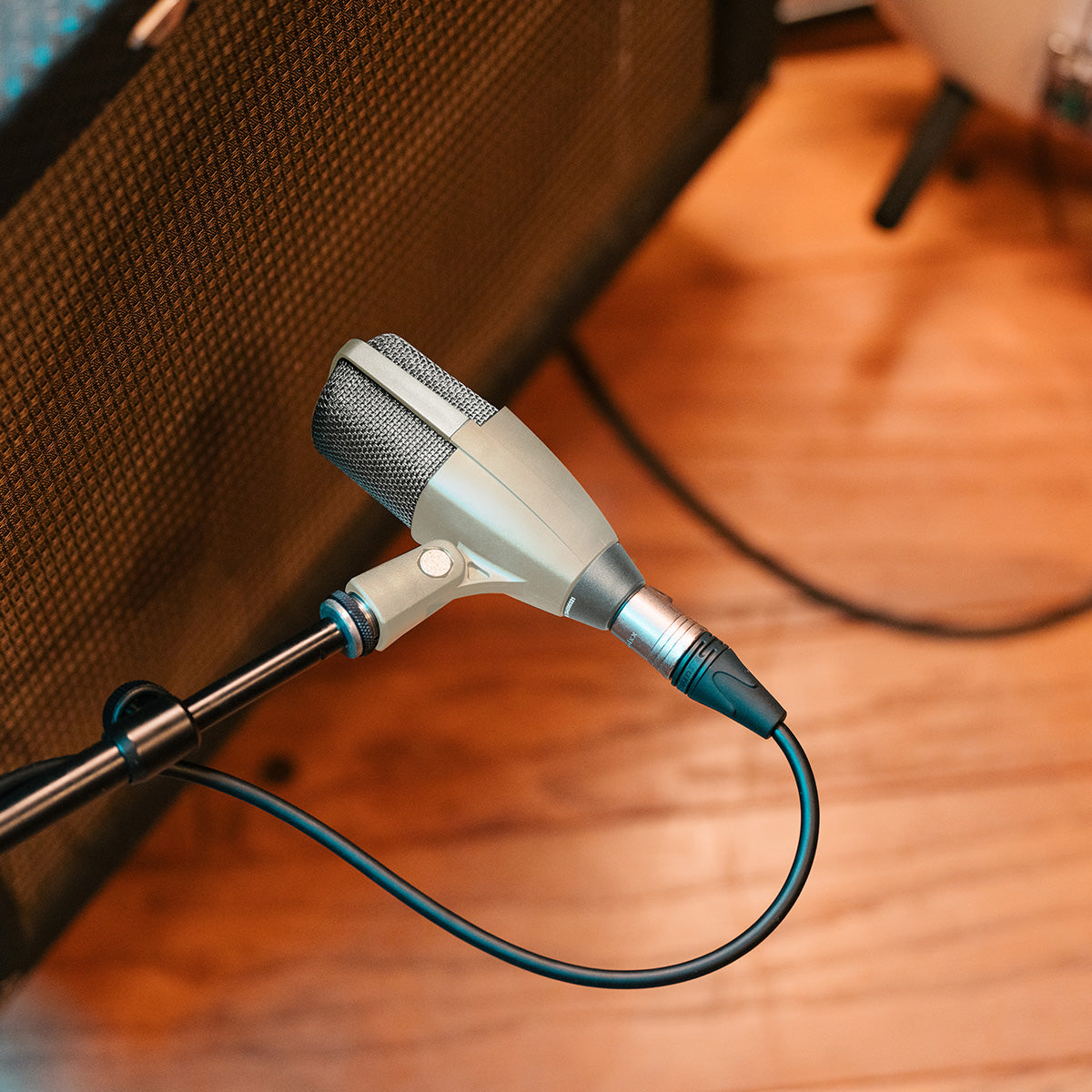 Sennheiser MD 421 KOMPAKT 80TH Edition, Multipurpose Dynamic Cardioid Microphone with Drum Clamp (Vintage Grey)